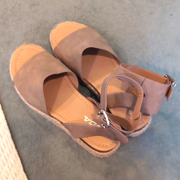 Platform sandals - Picture 2 of 6